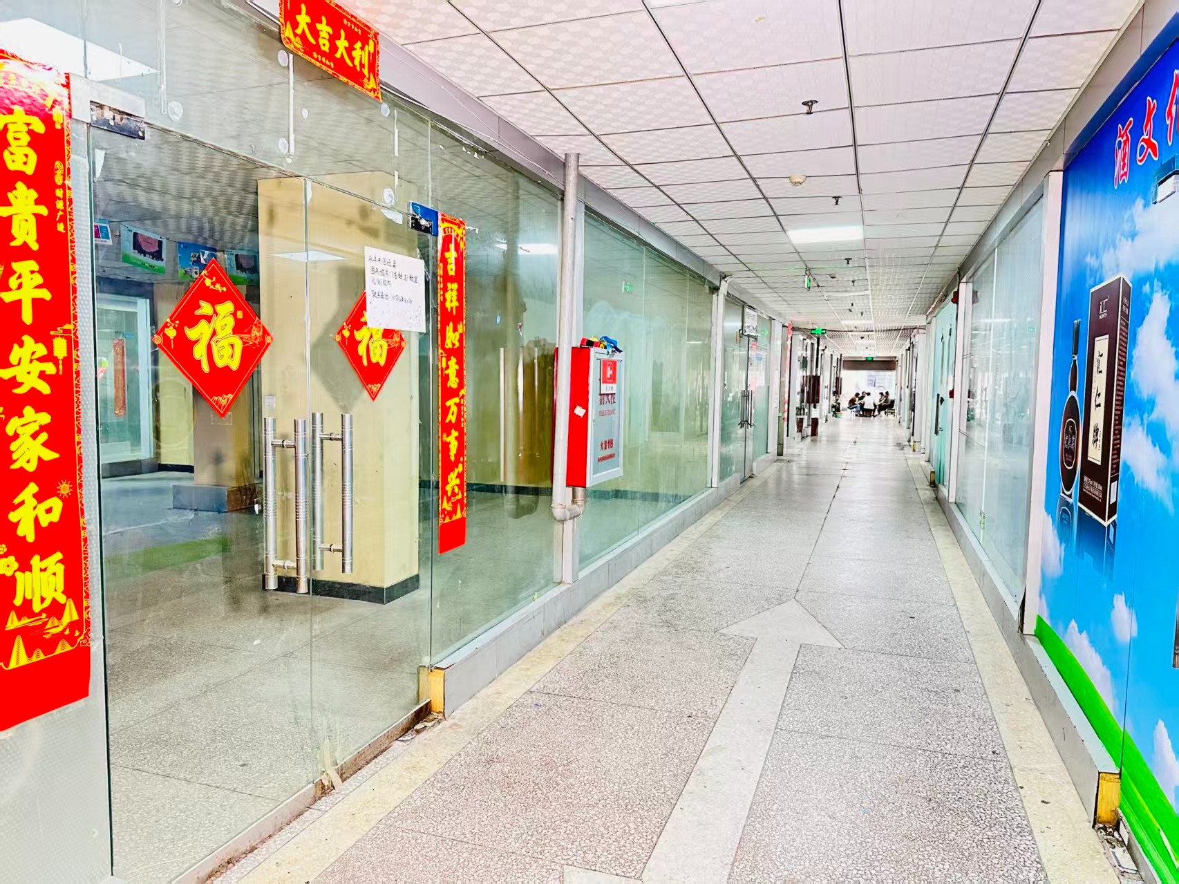 升龙广场园区位于洛阳市老城区春都路商贸核心区域，周边商业氛围成熟，交通便利，配套完善。依托传统副食品商贸资源，园区具备良好的经营基础和人气优势，是企业办公、商品展示、批发零售及创业发展的理想选择。