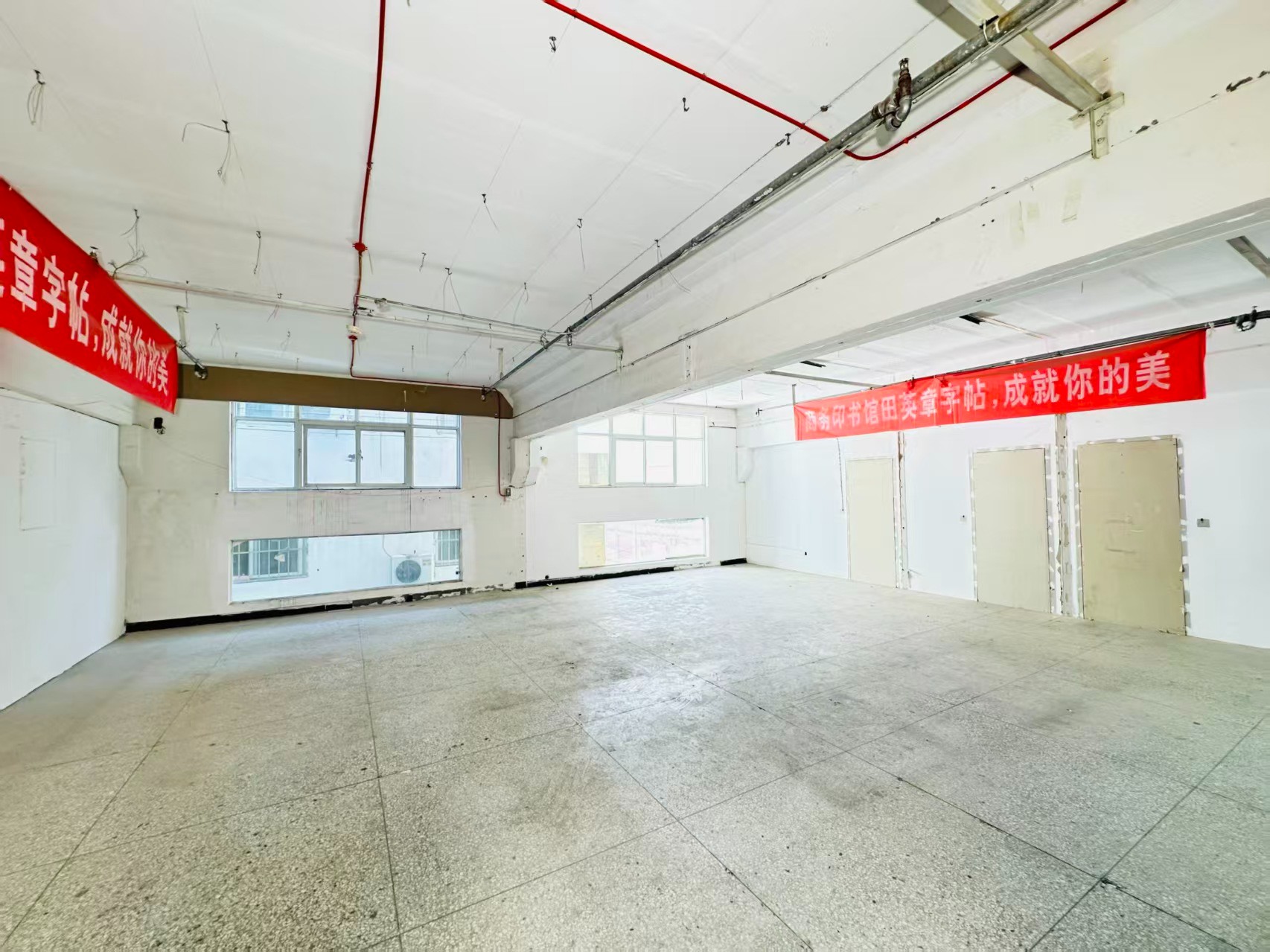 升龙广场重点吸引人工智能应用、数字经济、电商直播、智能制造服务、软件开发、科技创新企业及创业团队入驻